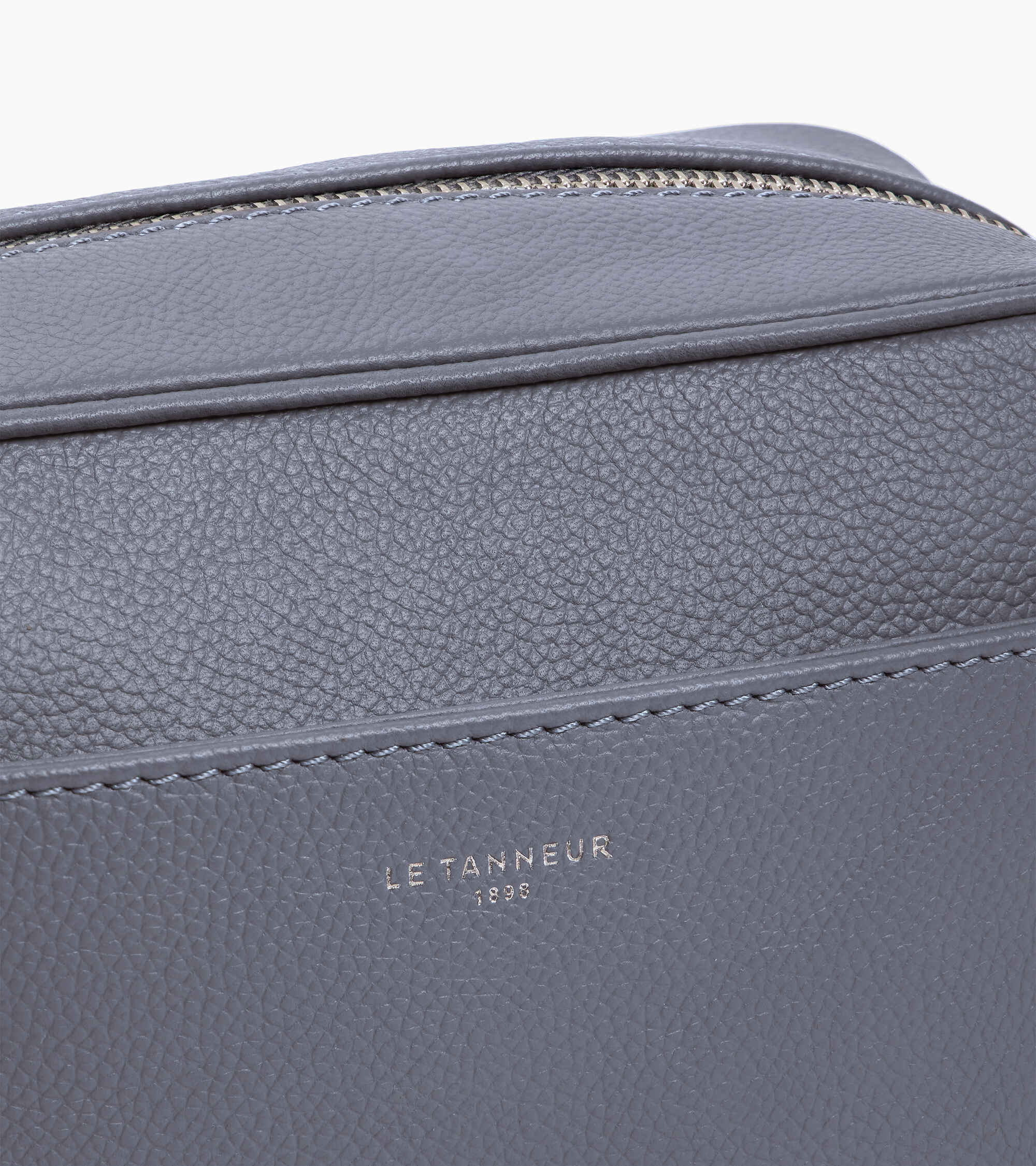 Toiletry bag in grained leather