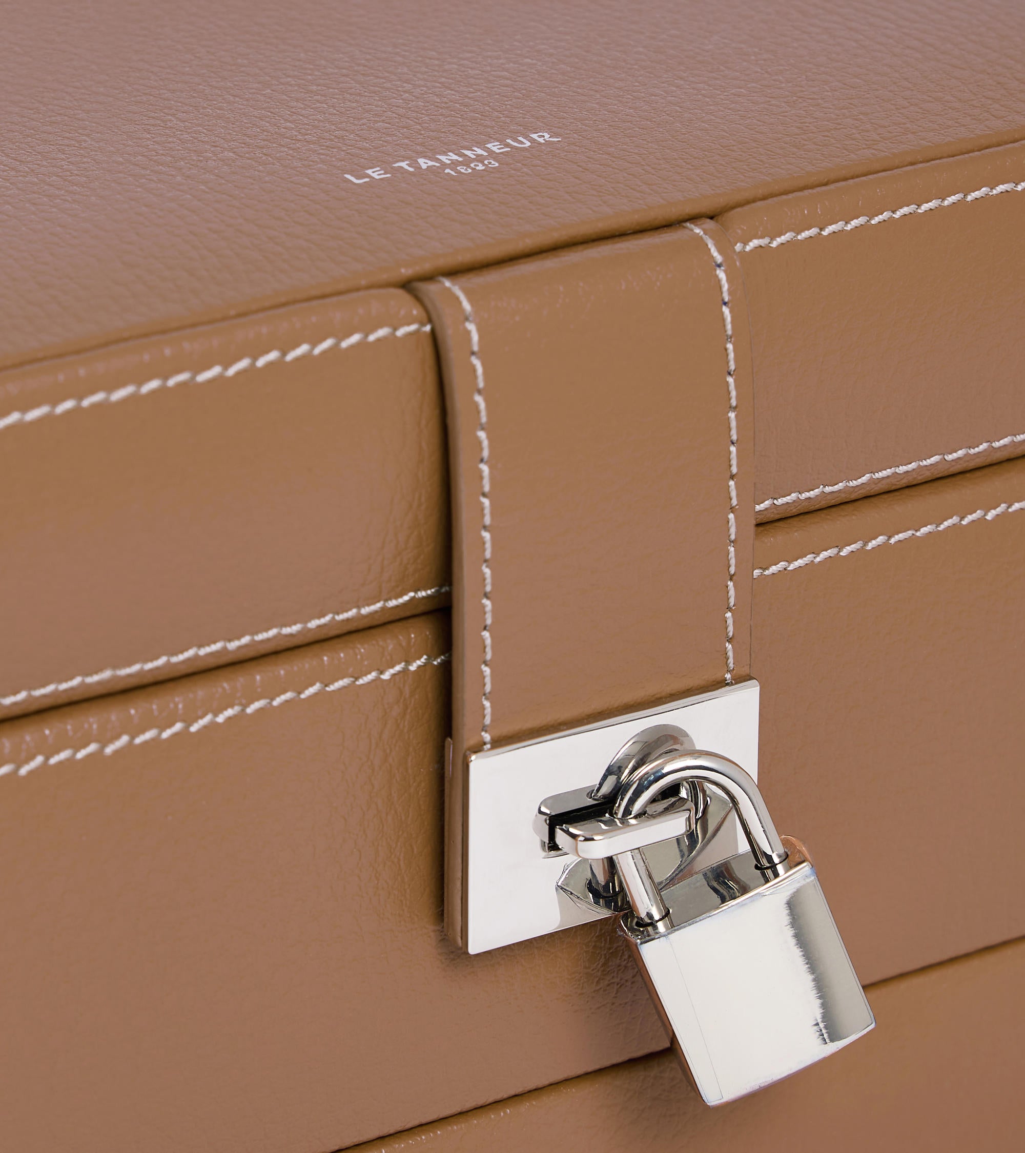 Medium automatic opening jewelry box in leather