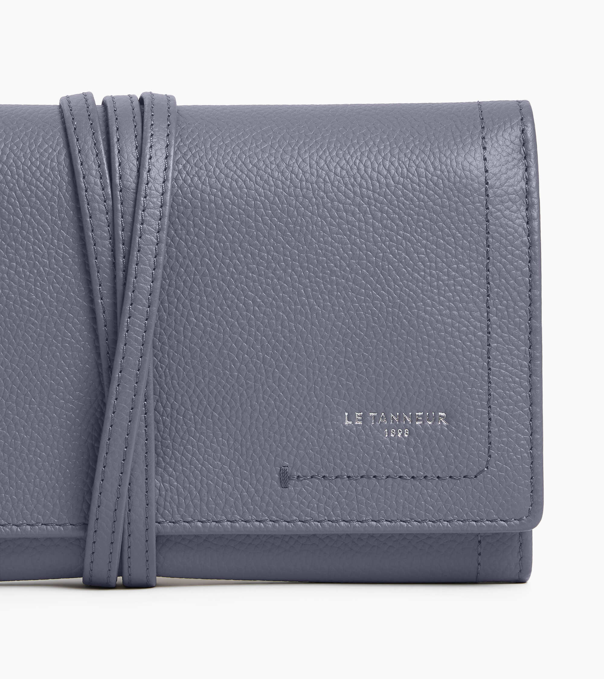 Travel jewellery box in grained leather