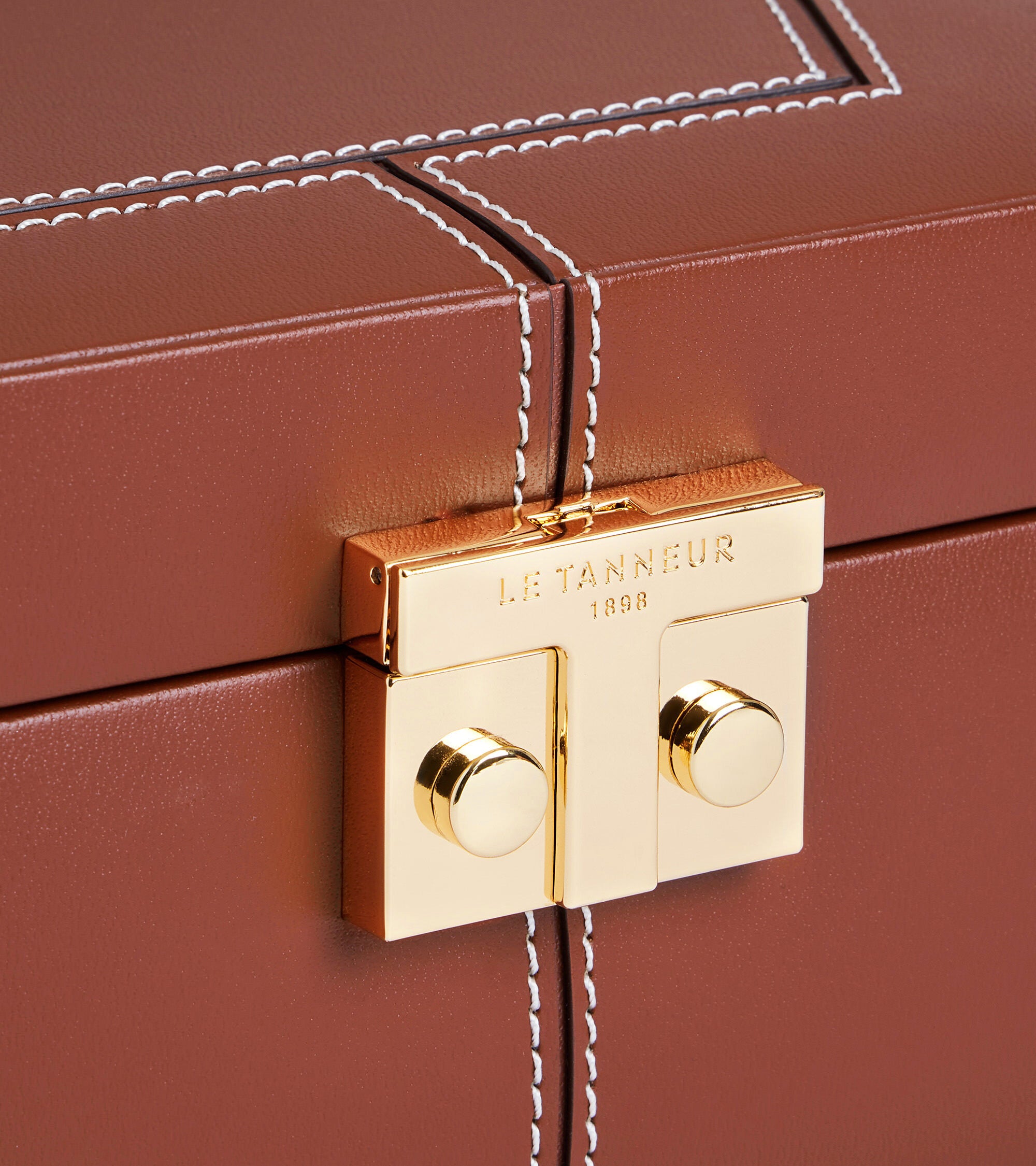 Small jewelry box with T-clasp in leather