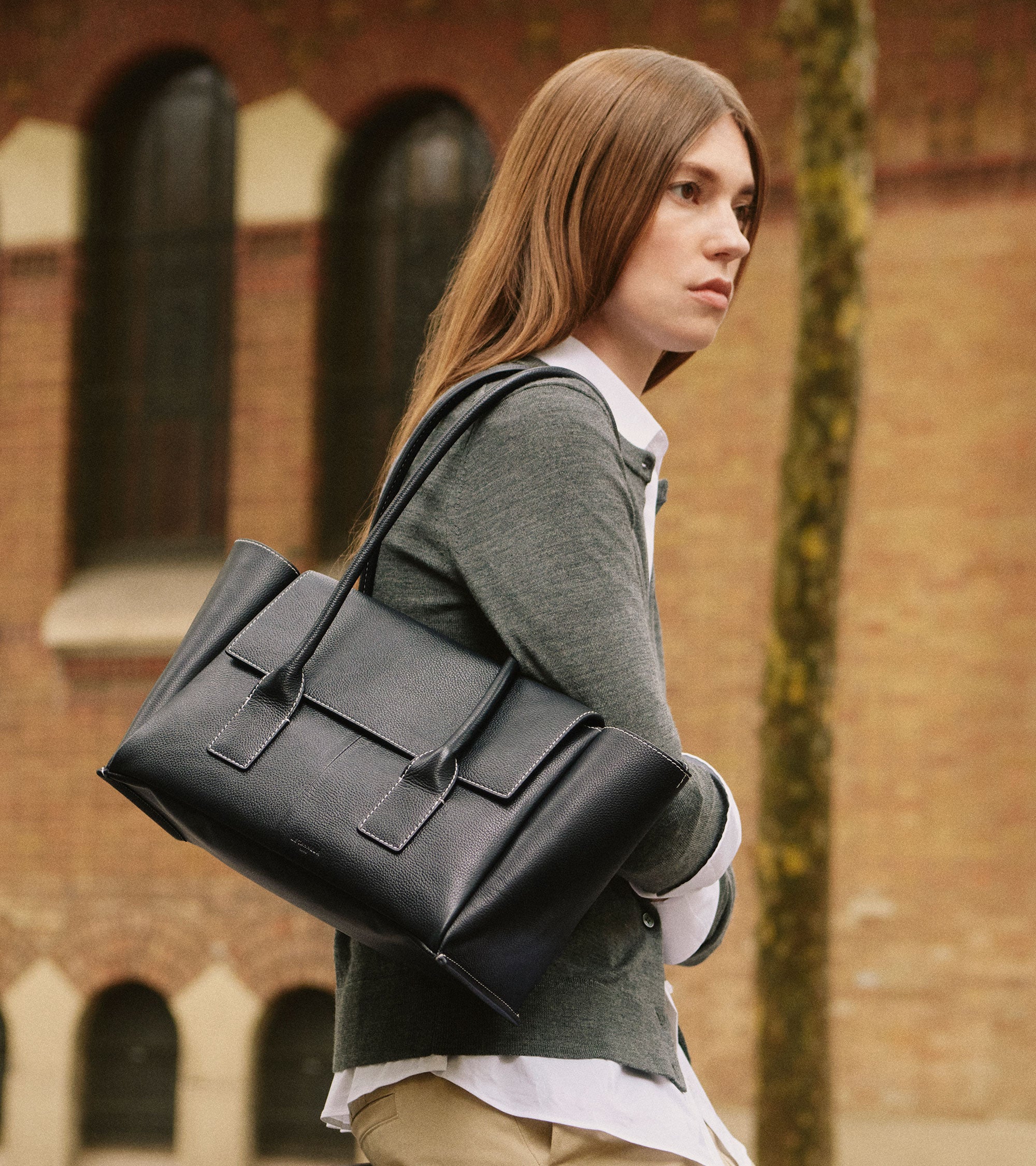 Medium tote bag with flap in grained leather