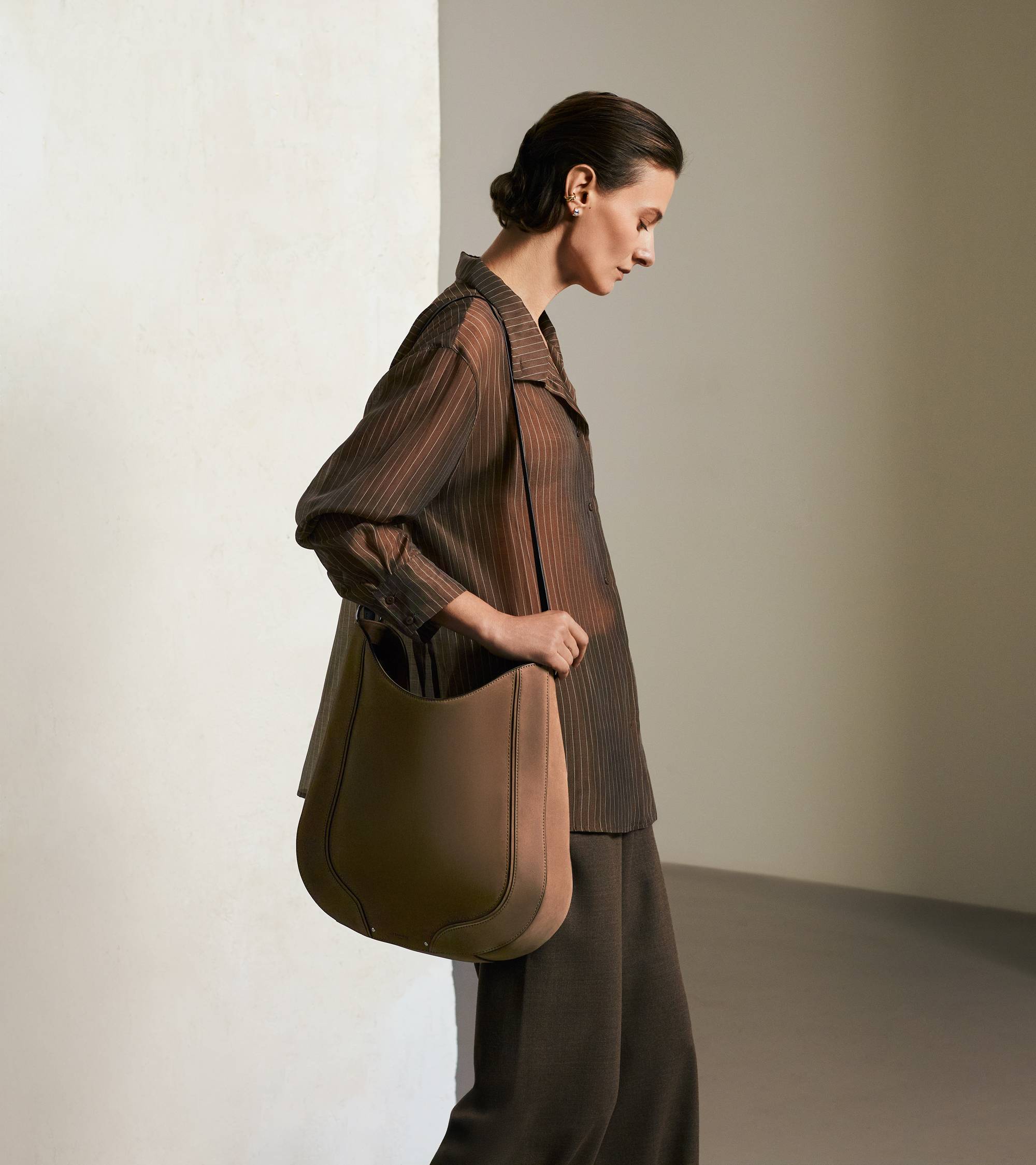 Ella medium hobo bag in smooth leather and nubuck