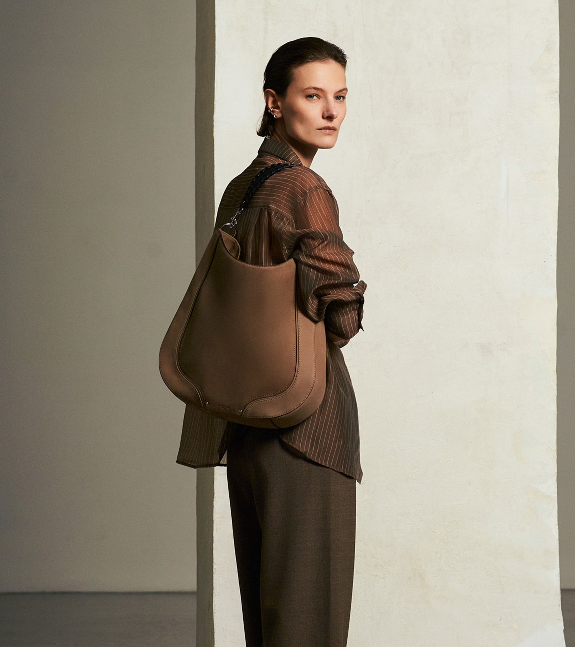 Ella medium hobo bag in smooth leather and nubuck