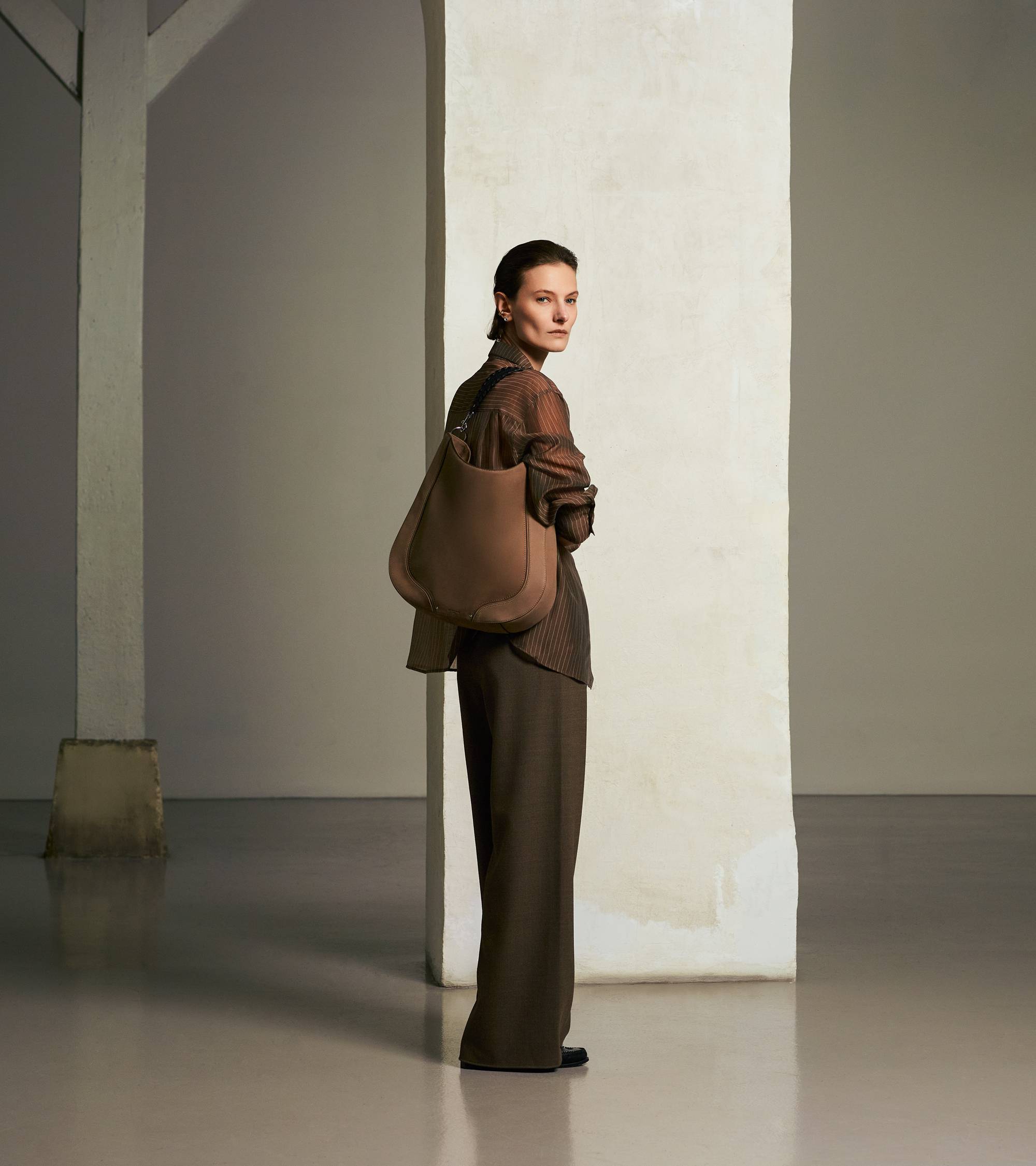 Ella medium hobo bag in smooth leather and nubuck