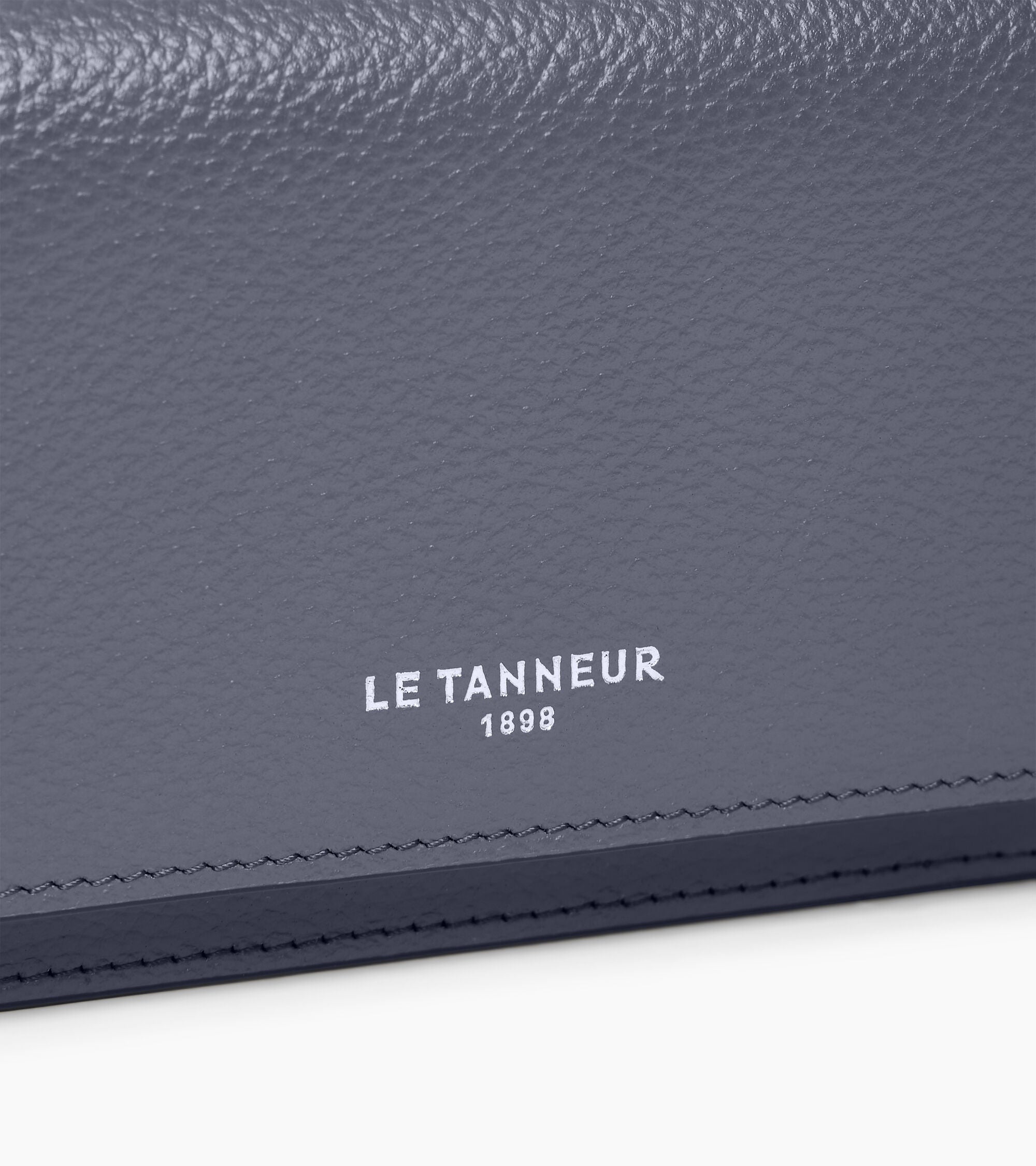 Louison medium card holder with flap in grained leather