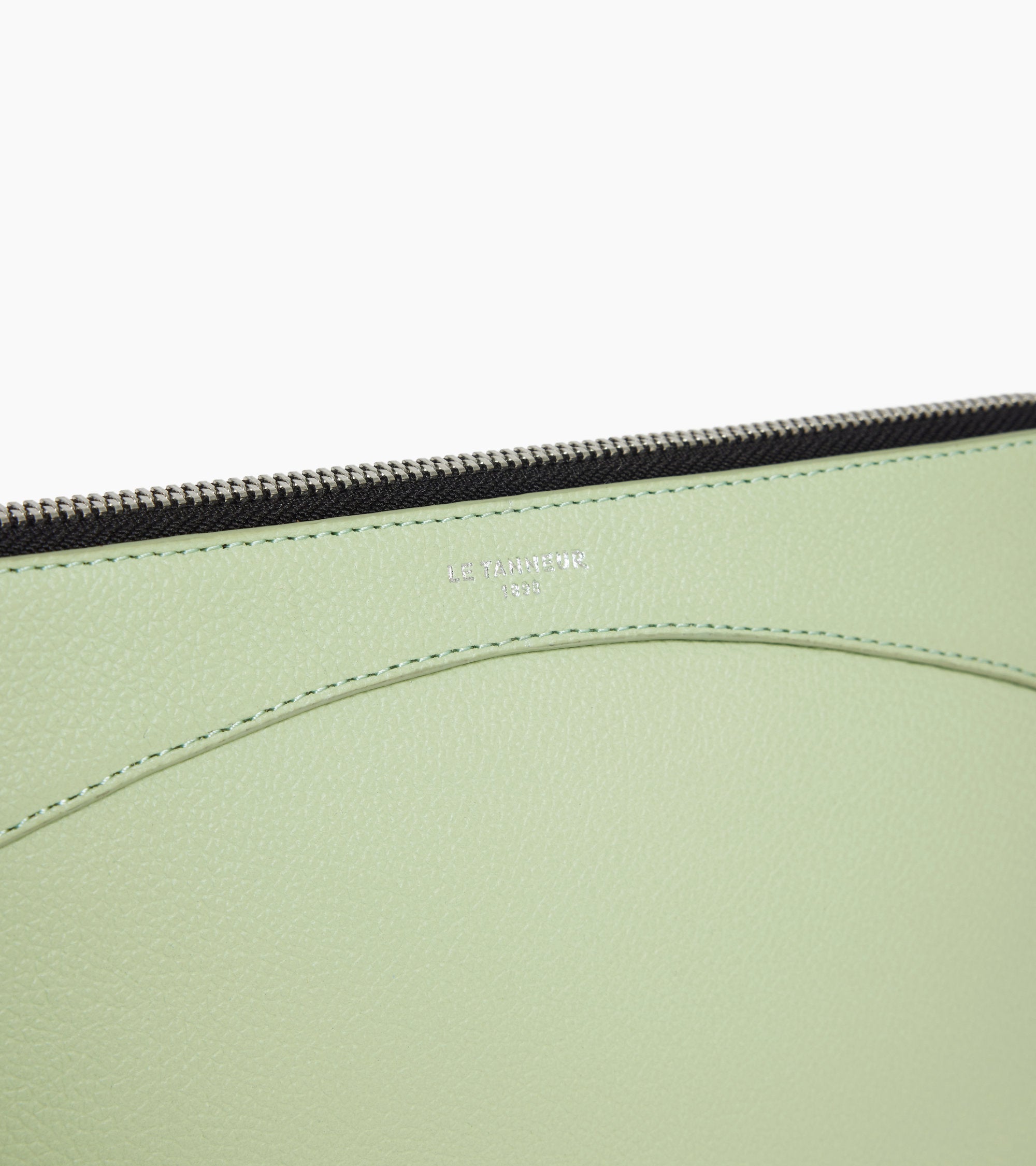 Zipped pouch in grained leather