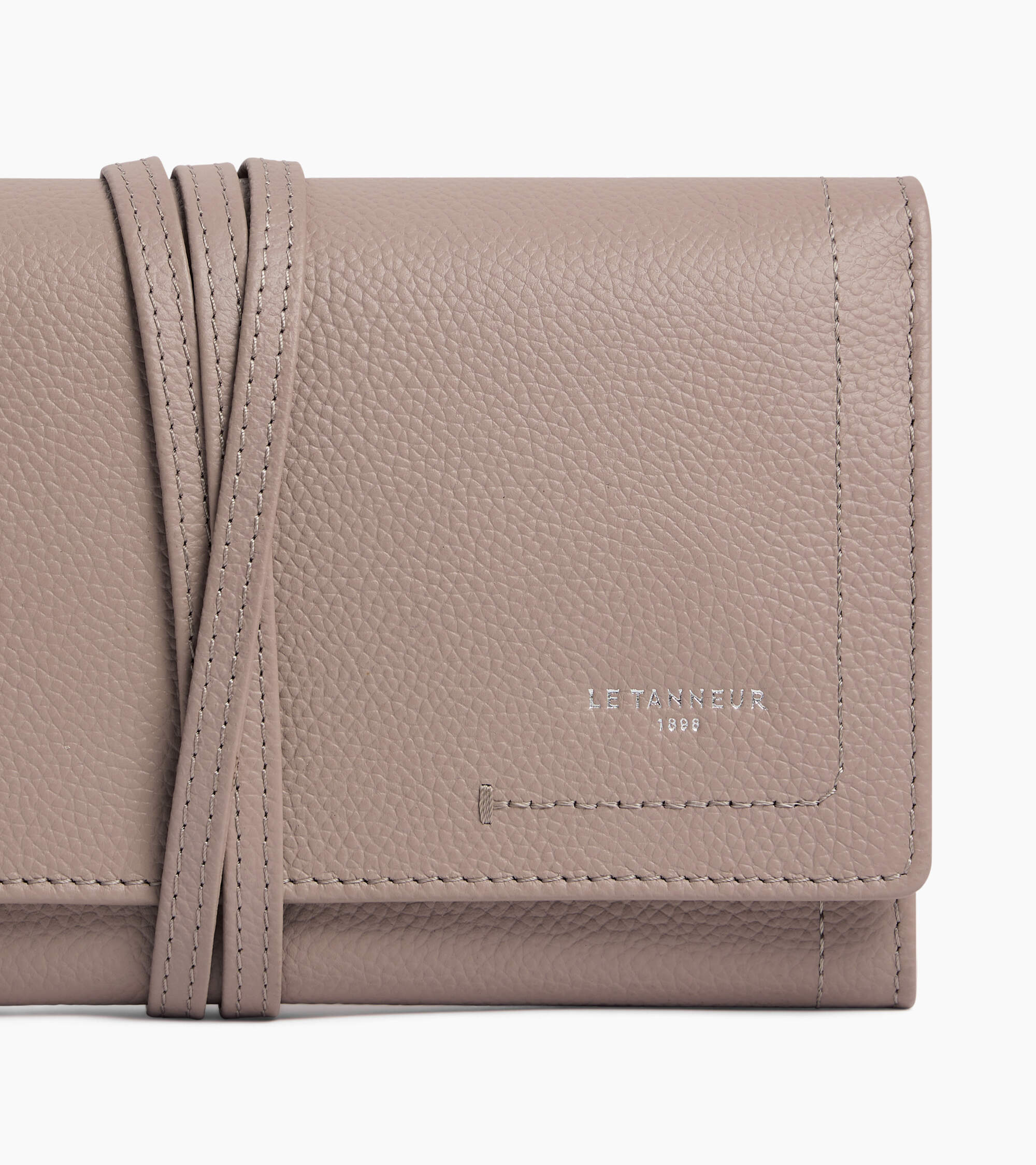 Travel jewellery box in grained leather
