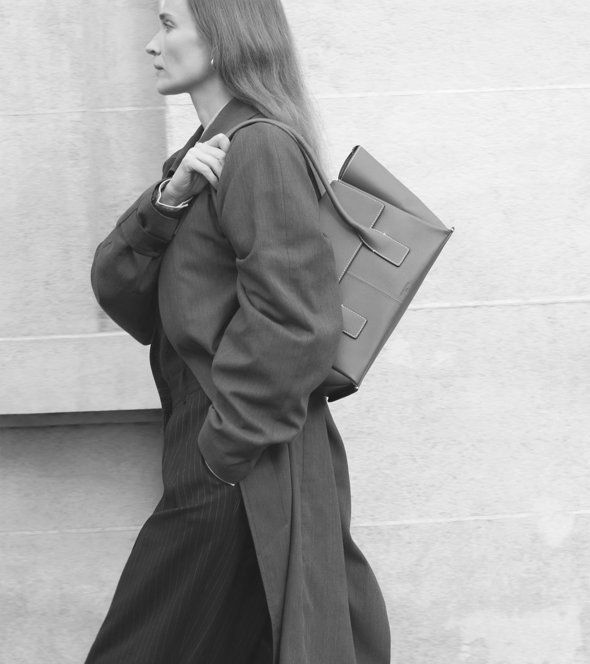 Medium tote bag with flap in grained leather