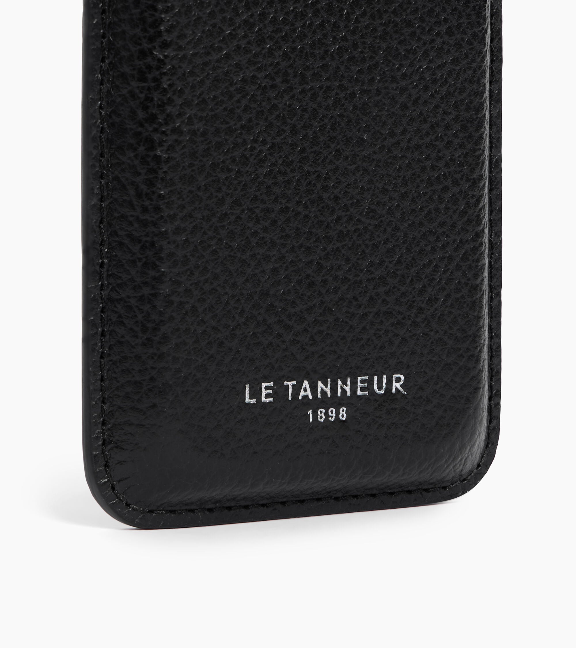 Magnetic card holder in grained leather