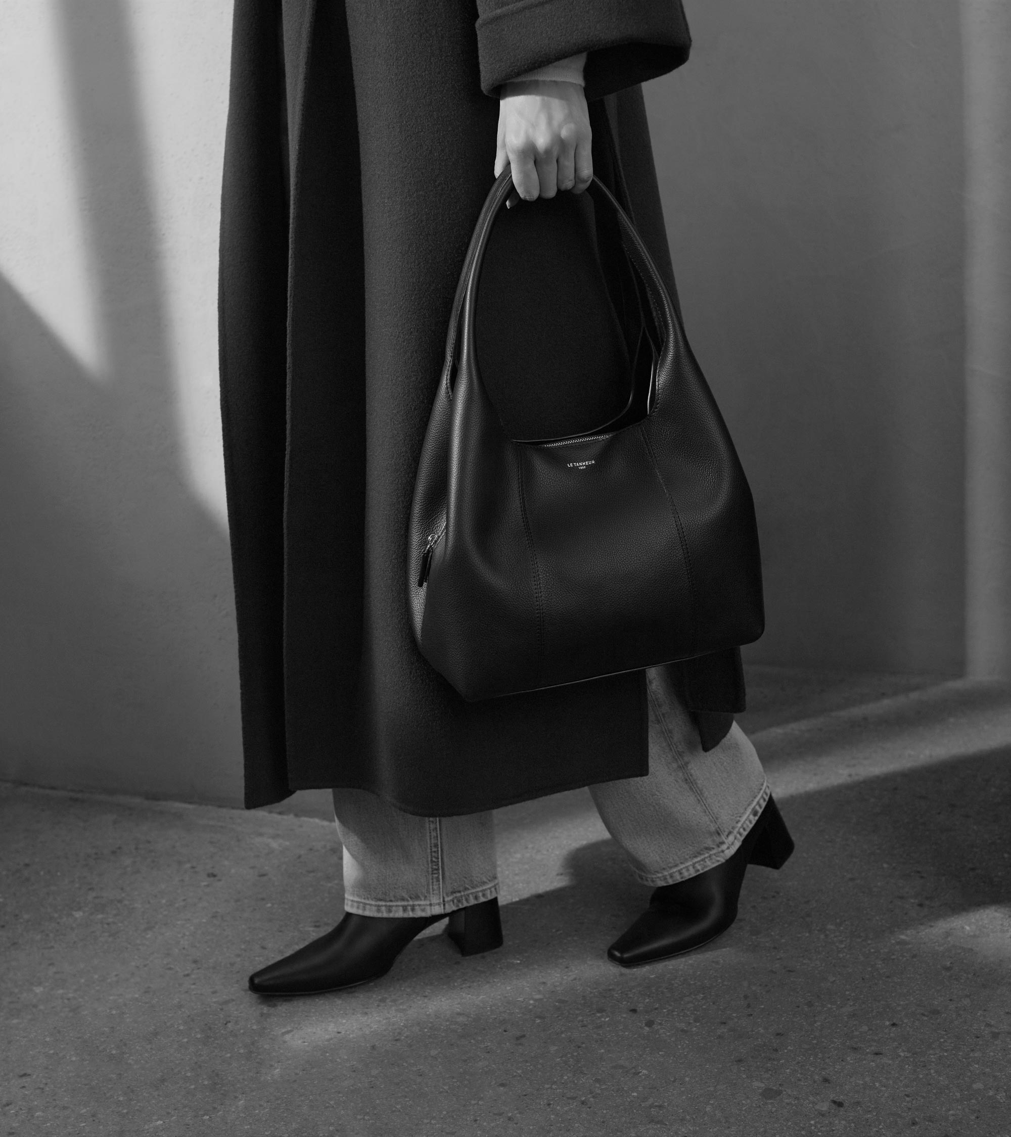 Juliette medium-sized shoulder bag in grained leather