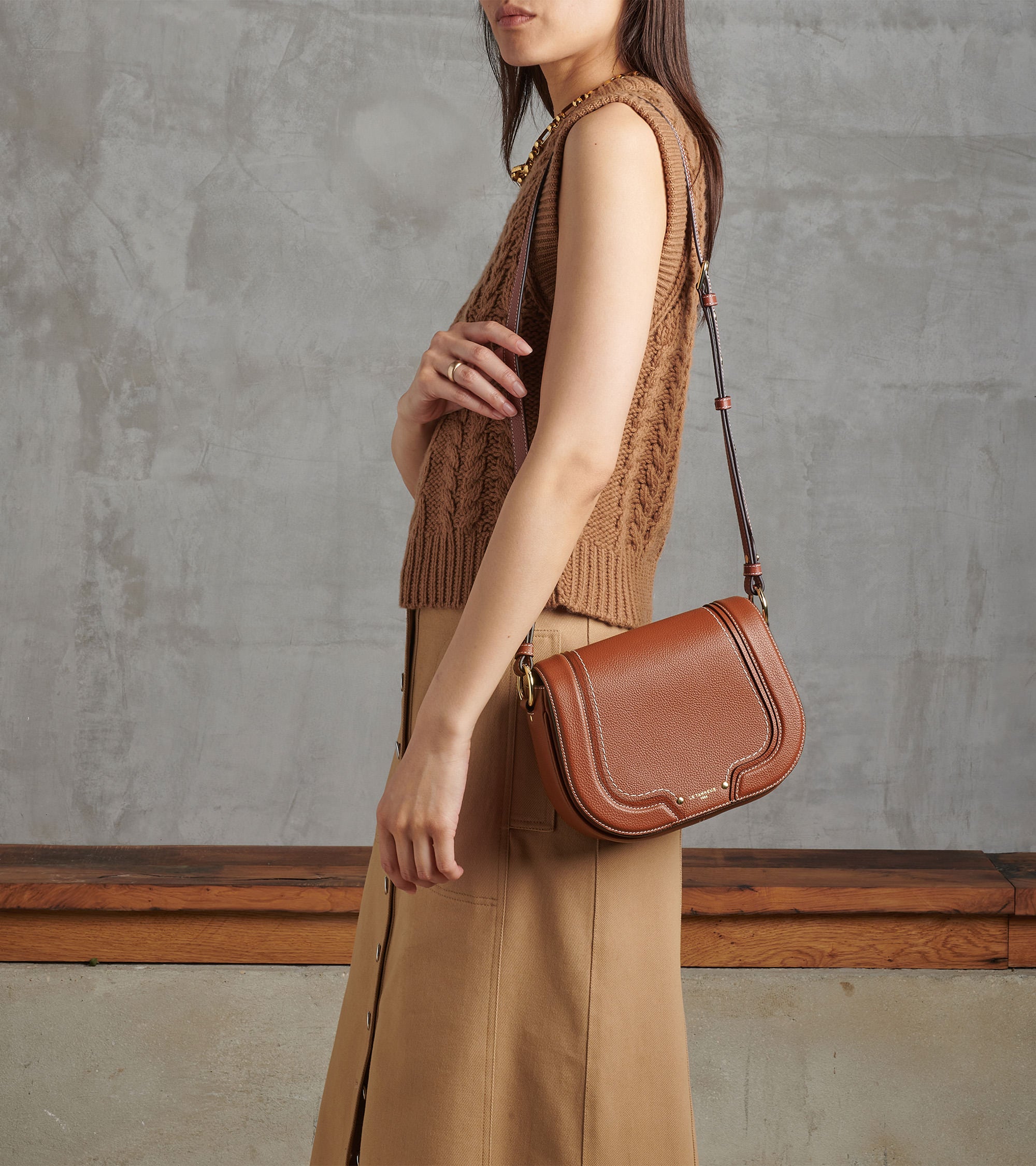 Ella medium crossbody bag in grained leather mahogany