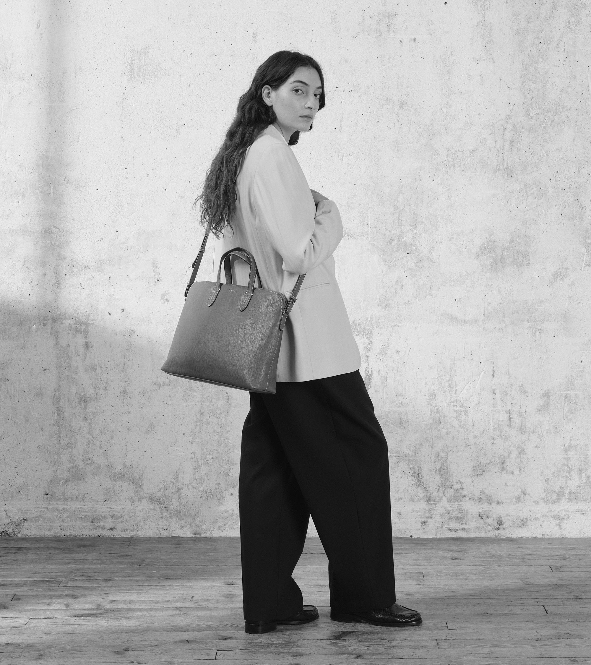 Sophie 15" briefcase with 1 expanding compartment in grained leather